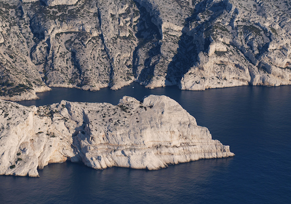 Reportage vidéo et photo sur les fameuses Calanques de la côte bleue à des fins touristiques.